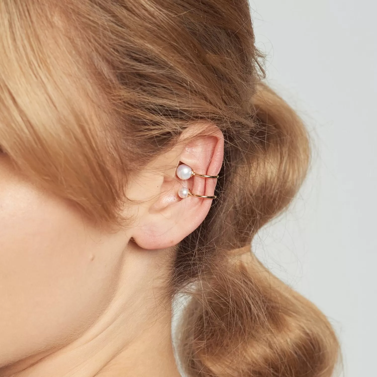 Boucle d'oreille or jaune Poppy Finch - Serre-oreilles nacré double en métal précieux 14 carats, pièce unique élégante à prix attractif