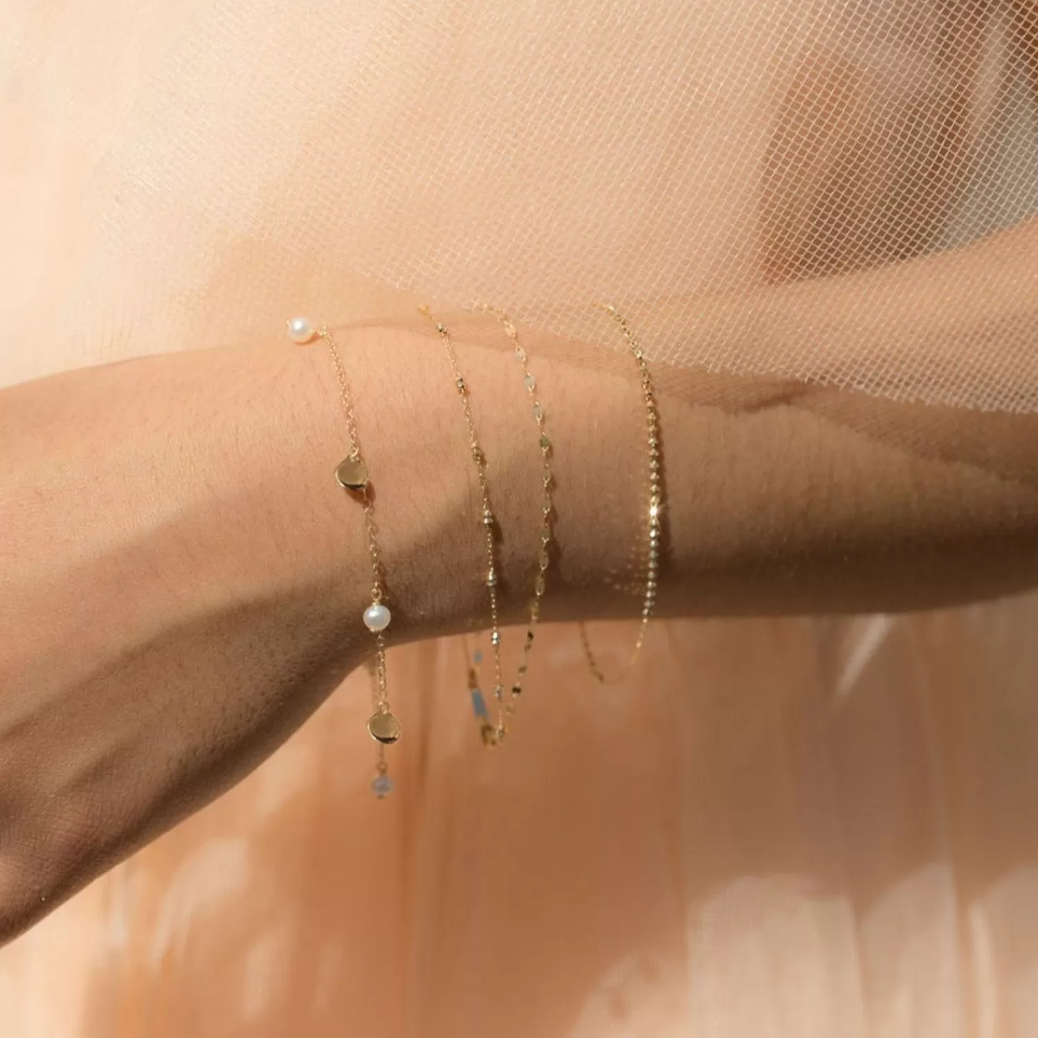 Bracelet élégant en or jaune 14 carats Alkemistry Poppy Finch - Perles nacrées et paillettes brillantes | Promotion éclair limitée