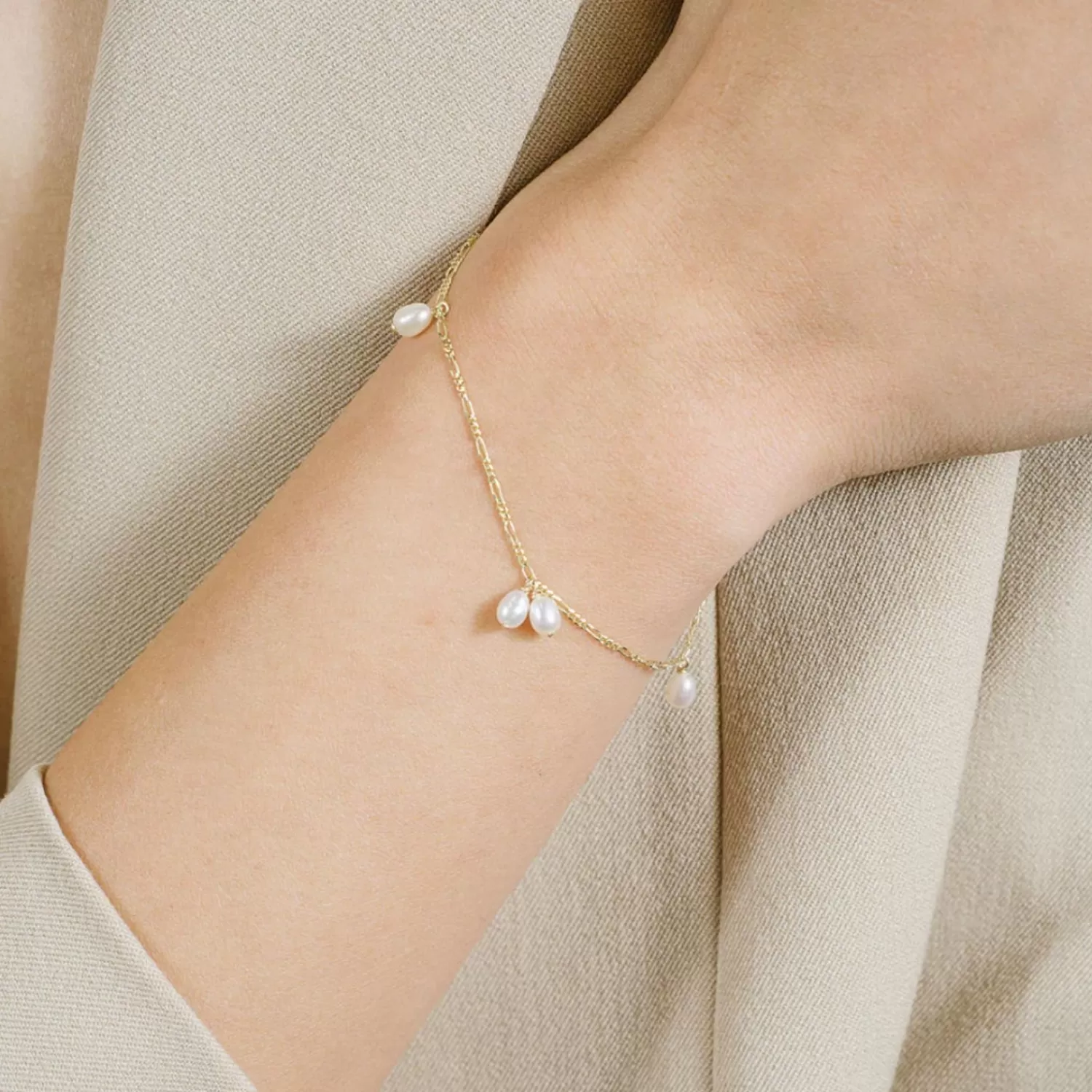 Bracelet en or jaune 14 carats avec perles Keshi - Collier à breloques élégant de la collection Poppy Finch par Alkemistry (Promotion exclusive) 

(Note : Structure modifiée avec des synonymes et une formulation plus naturelle en français. Ajout d'éléments émotionnels comme 