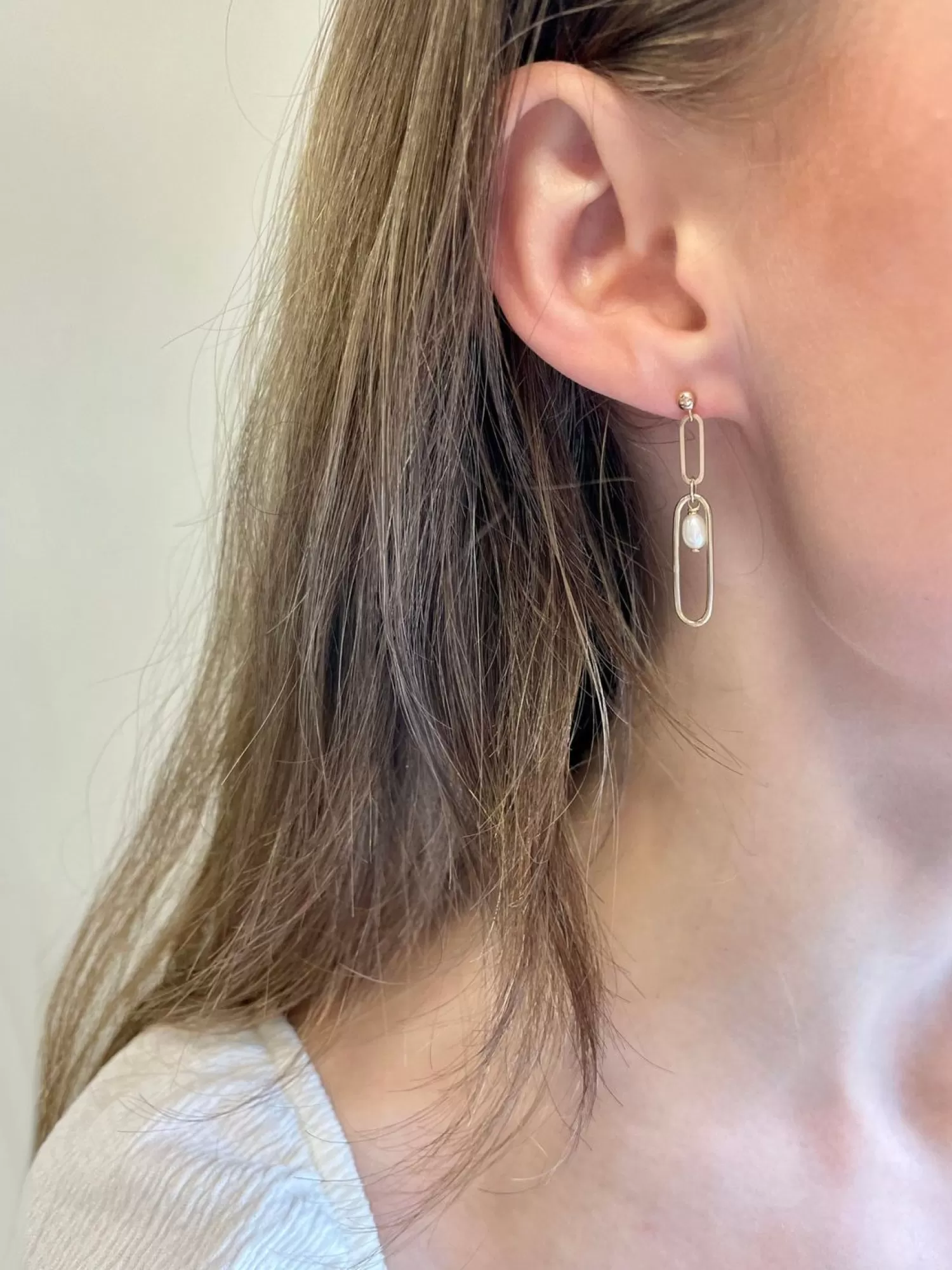 Boucles d'oreilles élégantes Alkemistry Poppy Finch - Chaînage allongé orné de perles en or jaune 14 carats - Parure raffinée (Paire) En promotion