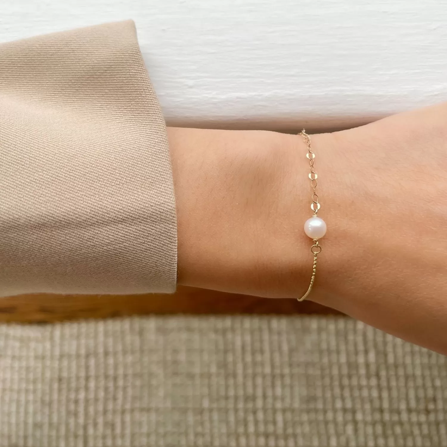 Bracelet Chaîne Élégant en Or Jaune 14Ct avec Perle Ovale Délicate - Modèle Poppy Finch par Alkemistry