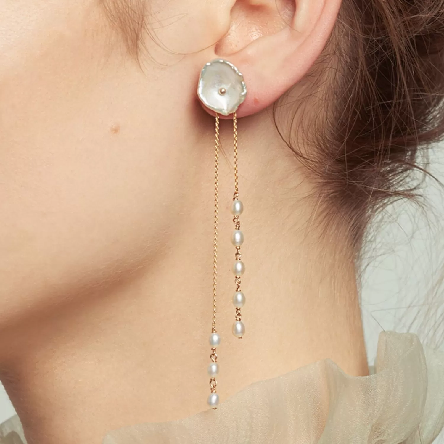 Boucles d'oreilles élégantes en or jaune 14 carats avec perles nacrées et décors floraux - Ensemble à fermoirs Keshi (Paire) en promotion exclusive