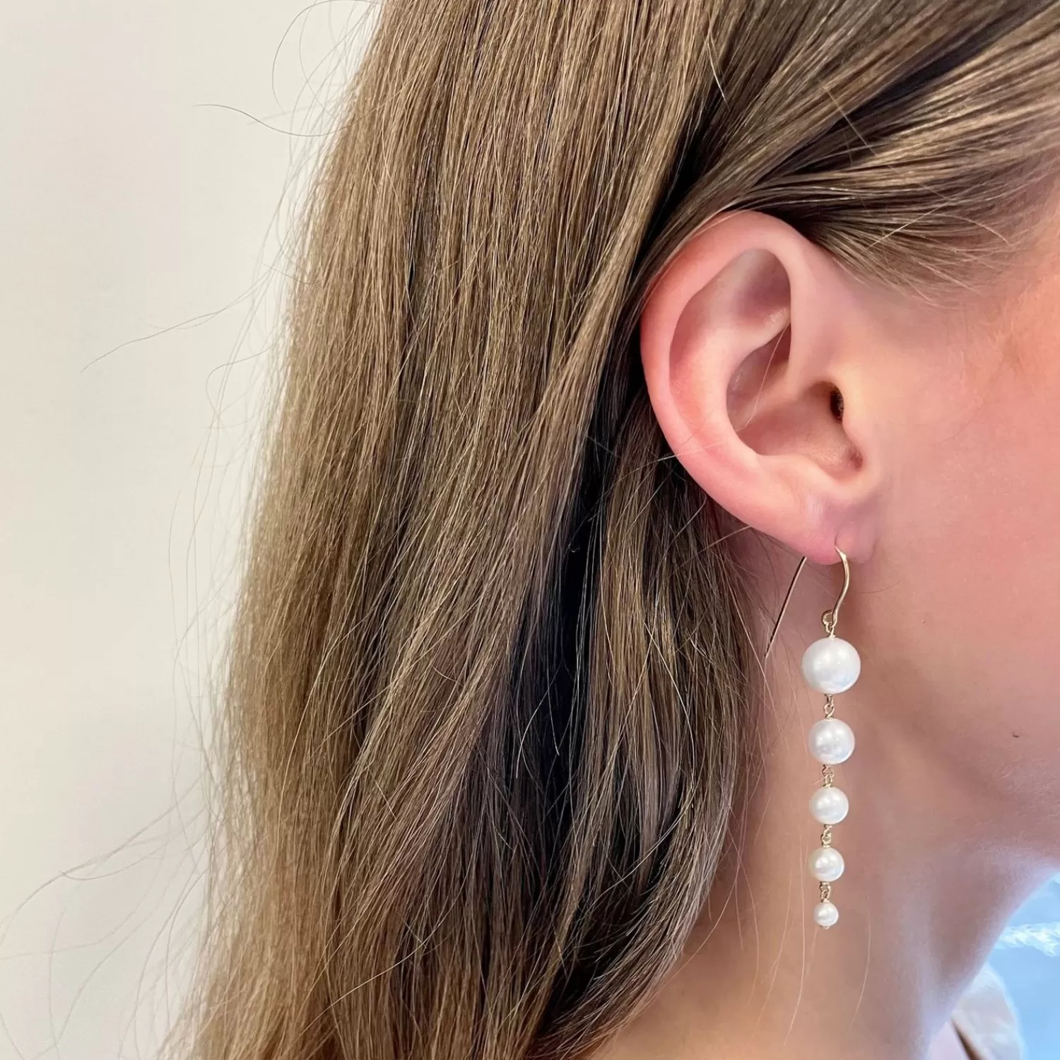 Boucles d'oreilles pendantes Alkemistry Poppy Finch - Or jaune 14 carats avec perles rondes dégradées - Parure élégante pour occasions spéciales
