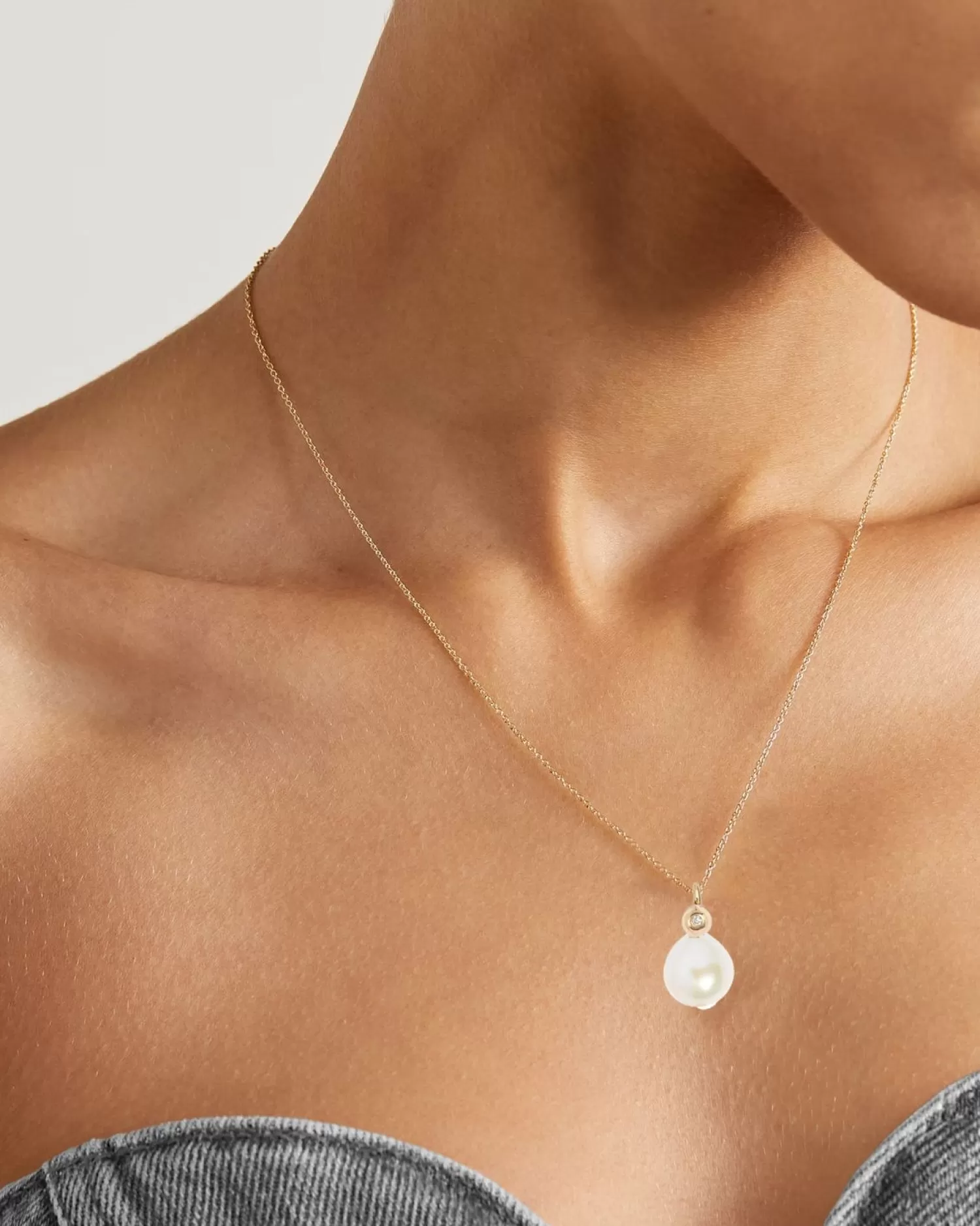 Collier Alchimie Poppy Finch en or 14 carats avec perle ovale et dôme serti de diamants – Écrin lumineux en promotion