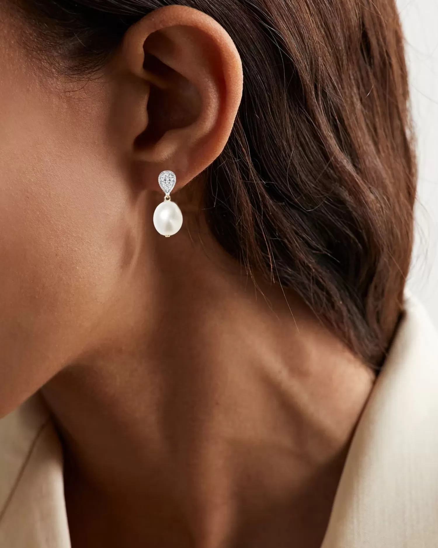 Boucles d'oreilles Alkemistry Poppy Finch - Or 14 carats avec perles et diamants pavés, une élégance intemporelle