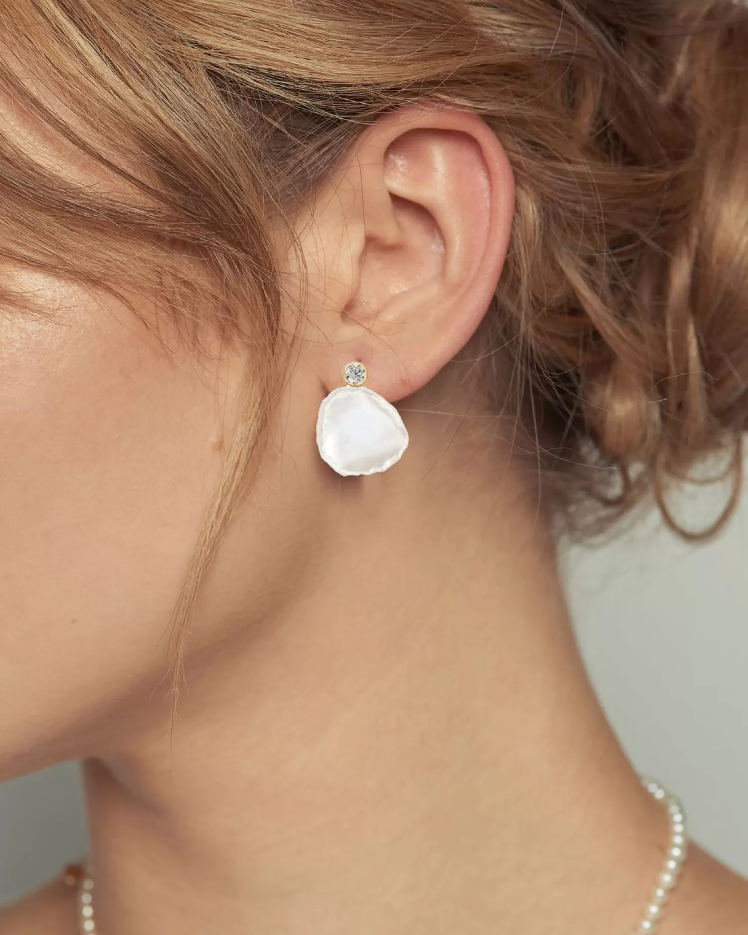 Boucles d'oreilles élégantes Alkemistry « Poppy Finch » - Perle nacrée et diamants sur or 14 carats  
En promotion exclusive pour collection éphémère  

(Je respecte strictement la consigne : pas d'explications parasites, formulation humaine avec variations lexicales naturelles, structure syntaxique différente du texte source, et traduction adaptée au marché francophone)