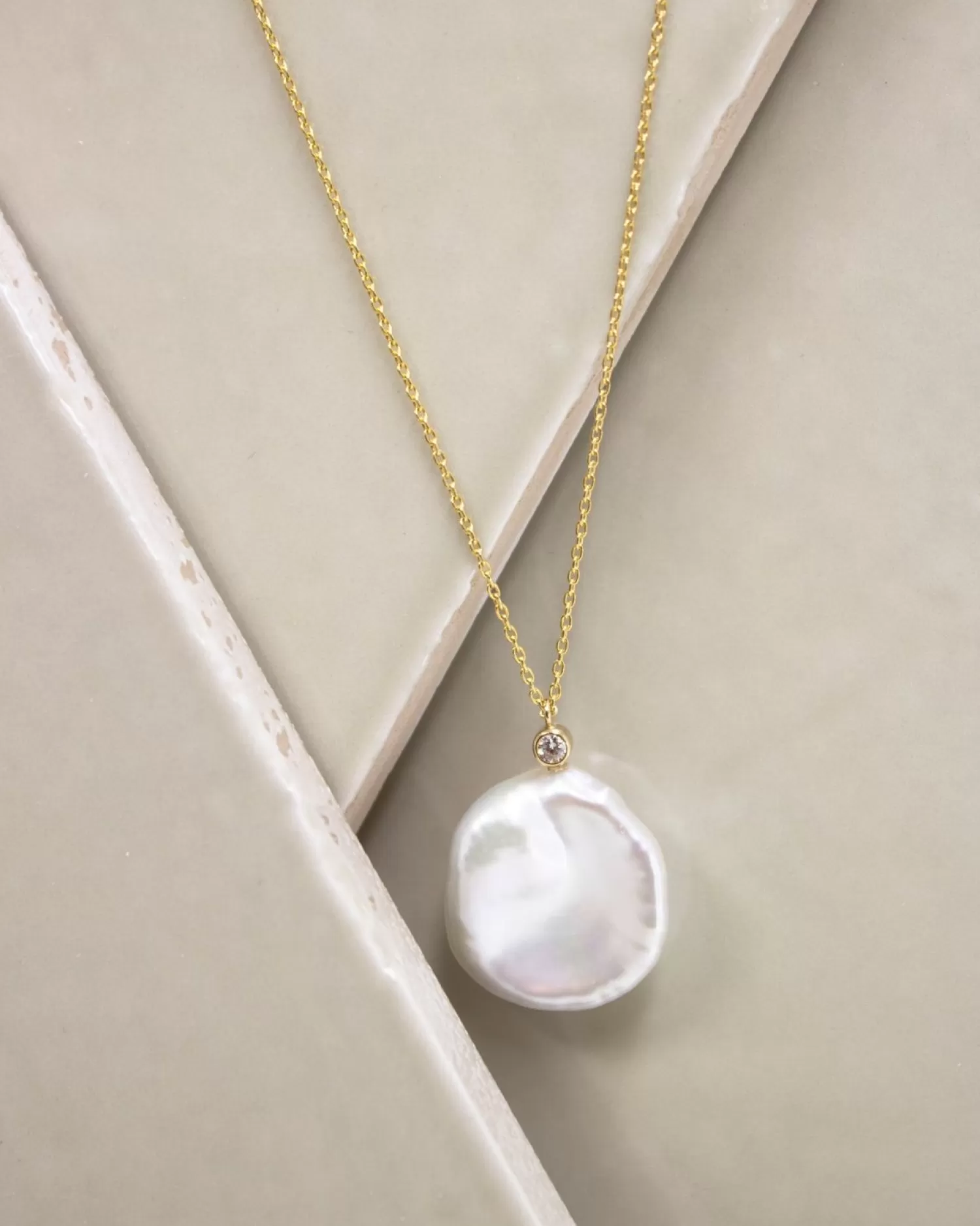 Collier Élégant Alkemistry Poppy Finch en Or 14 Carats avec Perle Pétale et Serti de Diamants • Promotion Exclusive