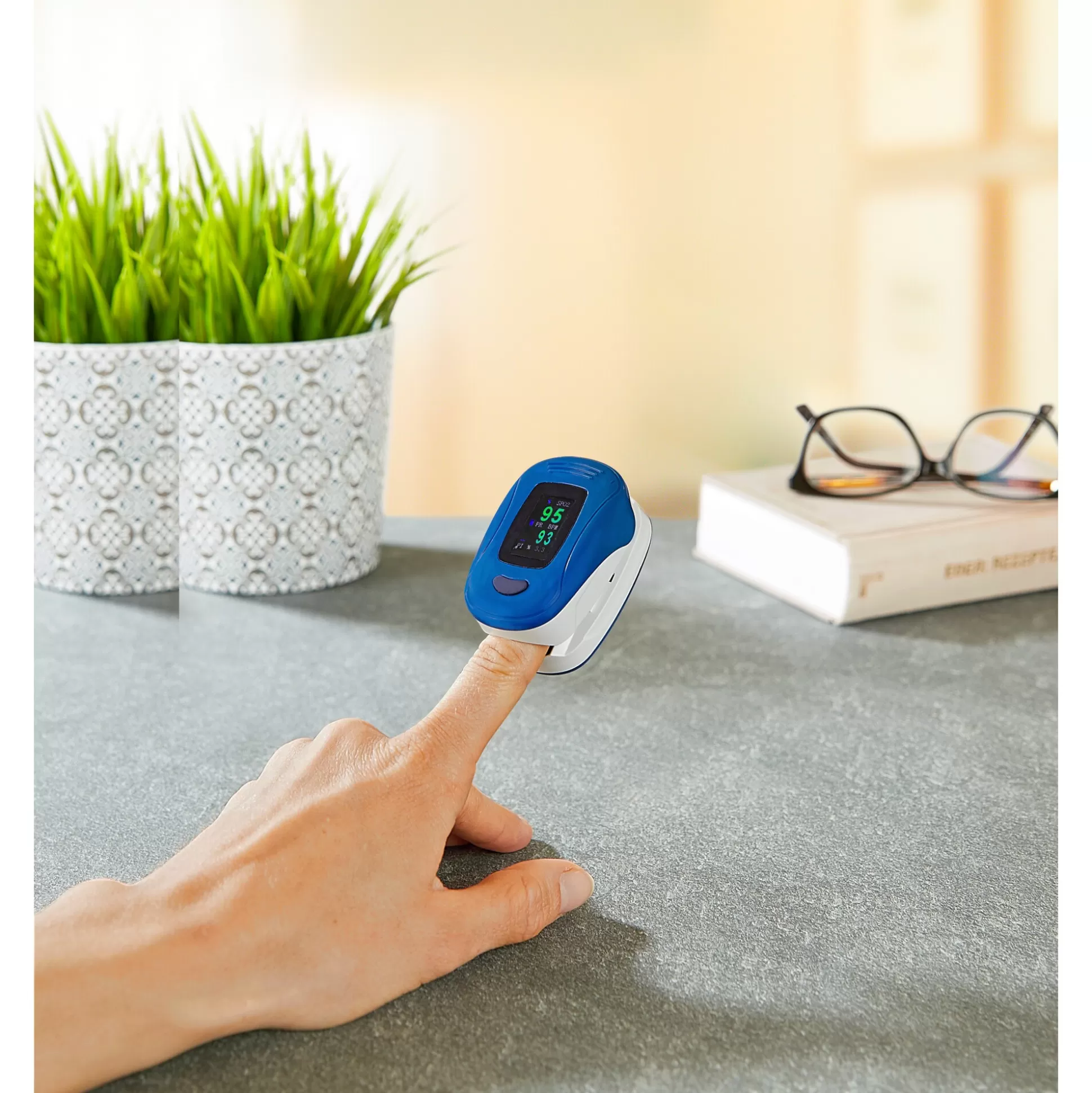 MonitorMed VitalComfort Pro - Tensiomètre Électronique & Oxymètre de Pouls avec Alarme Intégrée pour Surveillance à Domicile (Modèle Connecté 2024)