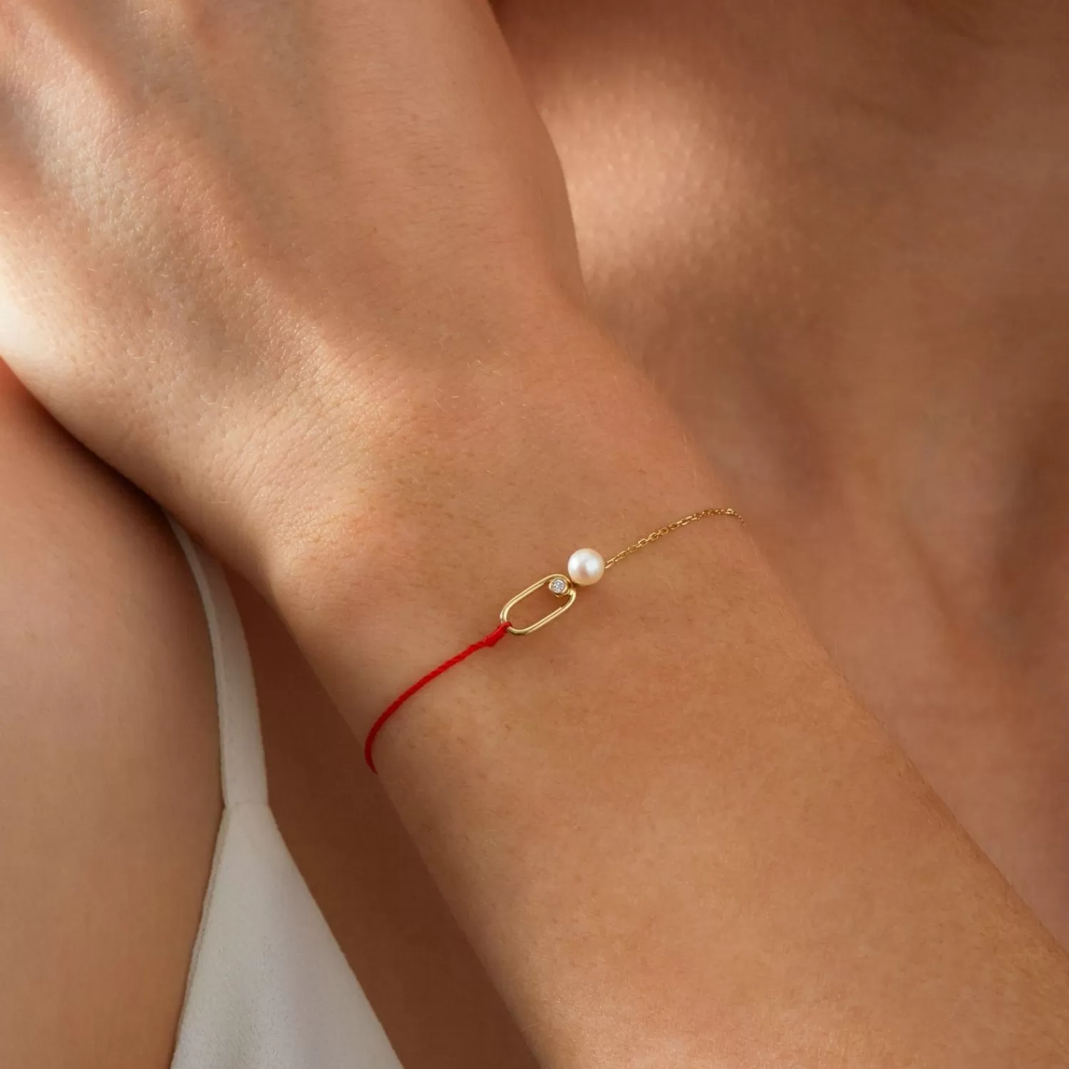 Bracelet Alkemistry Ruifier en or jaune 18 carats - Perle Lunaire Astra sertie de diamants, cordon rouge et chaîne tressée