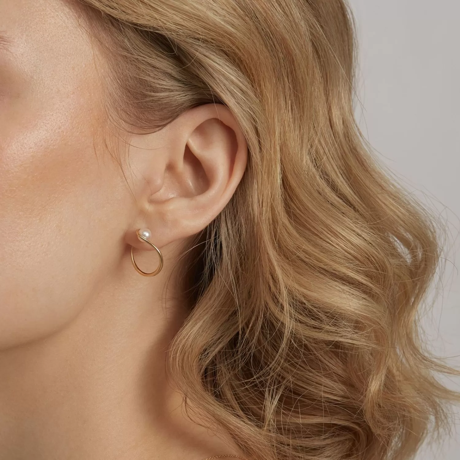 Boucles d'oreilles cerclées en or jaune 18 carats, ornées de perles Akoya et inspirées par la rosée matinale - Paire