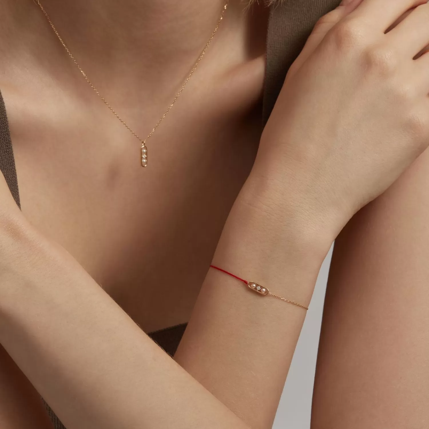 Bracelet en or jaune 18 carats avec perle de rosée, diamants et fil rouge – Chaîne délicate alliant élégance et symbolisme à prix doux