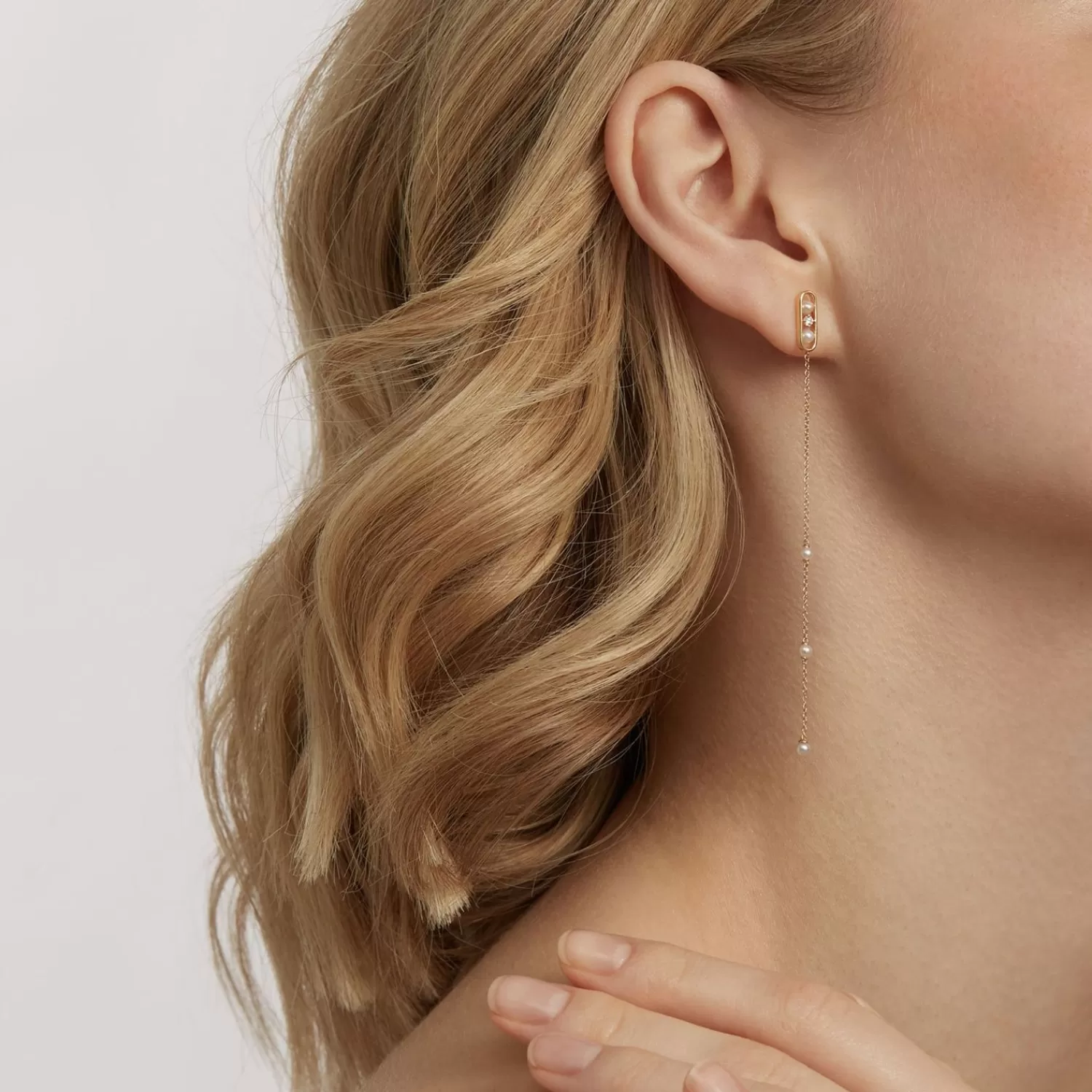 Boucles d'oreilles pendantes ALKEMISTRY Ruifier - Or jaune 18 carats avec perle nacrée rosée et diamants serti, création lumineuse pour élégance quotidienne.
