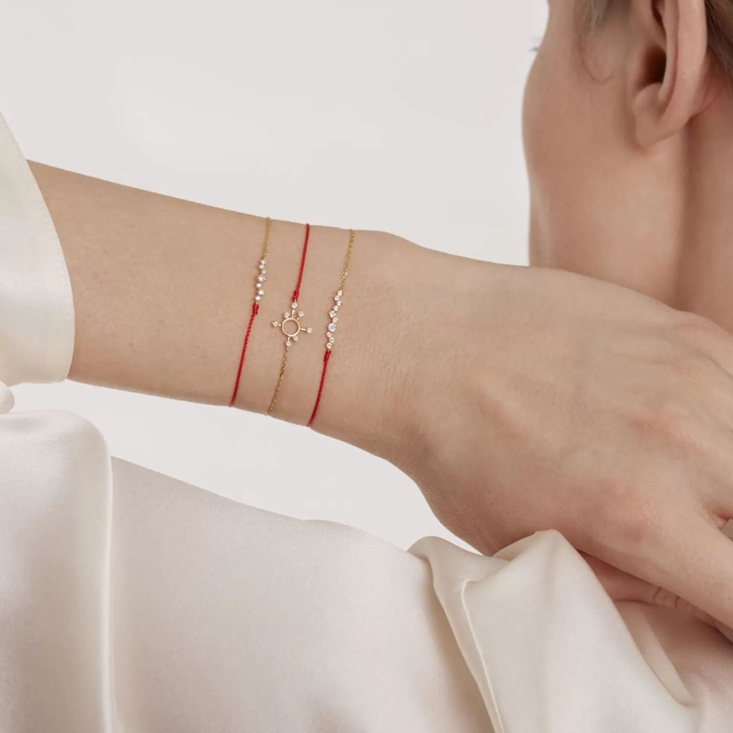 Bracelet Alkemistry Ruifier en or jaune 18K - Chaîne scintillante avec 10 diamants et cordon rouge ajustable