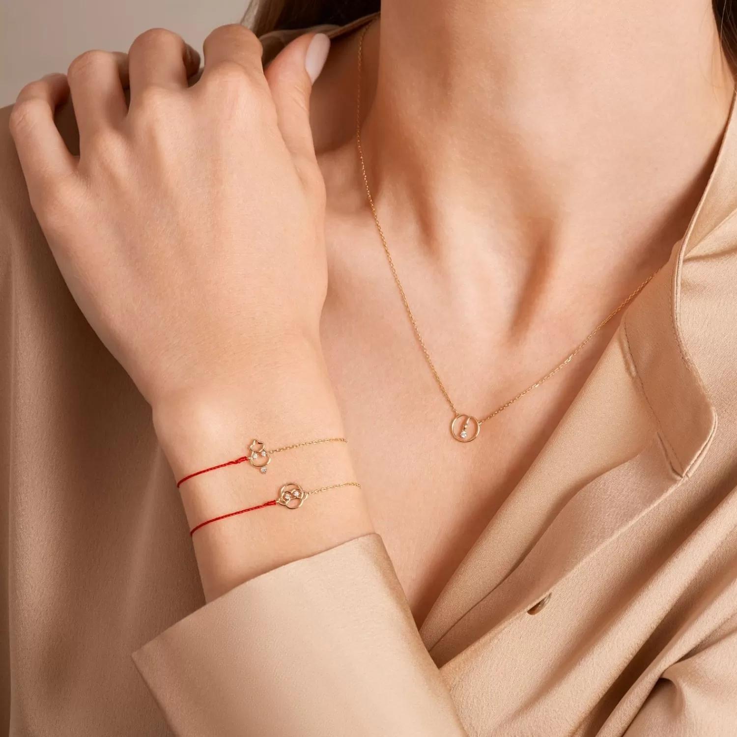 Bracelet en or jaune 18 carats avec pendentif singe scintillant - Combinaison élégante de cordon rouge vif et chaîne dorée Alkemistry Ruifier - Élégance accessible