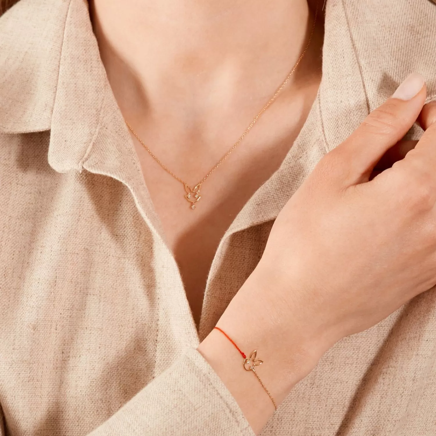Bracelet Alkemistry Ruifier en or jaune 18 carats - Lapin Scintillant avec chaînettes et cordon rouge, création artisanale intemporelle