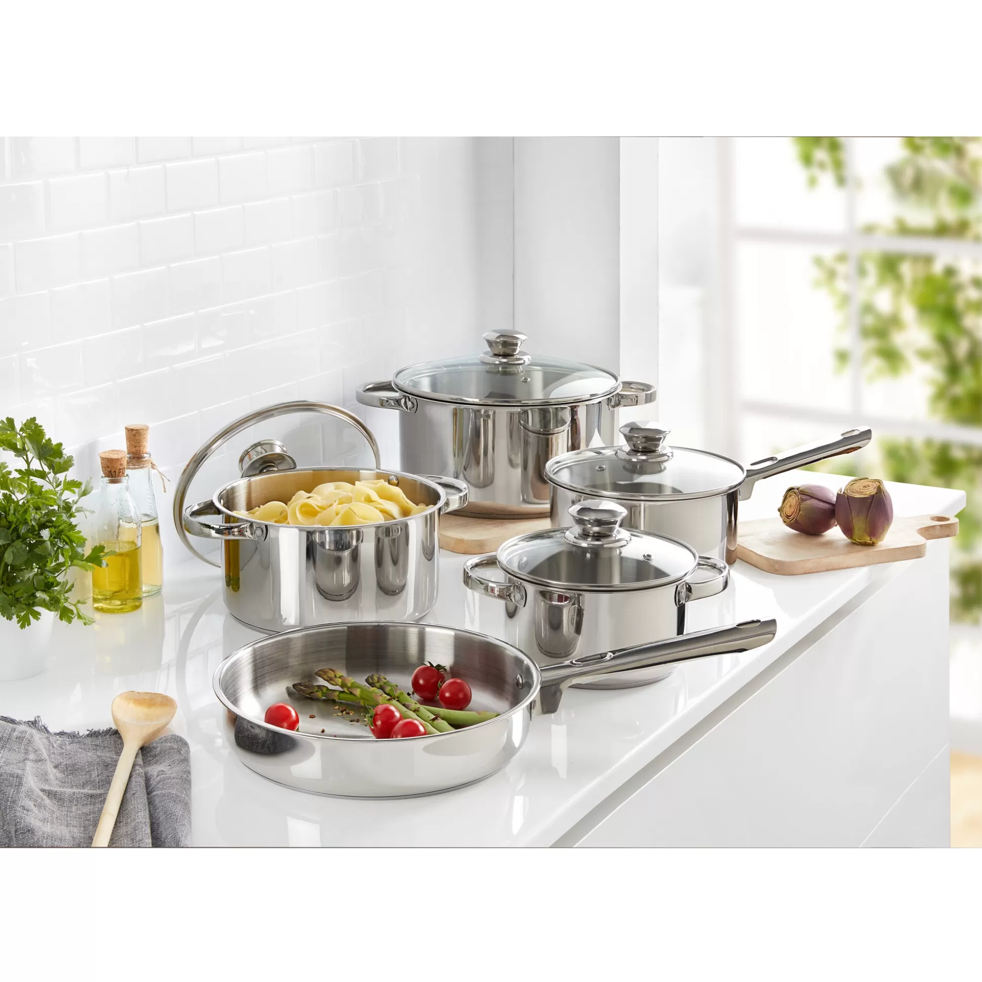 Set de Casseroles Expert Genialo - 9 Pièces Premium pour Cuisine Pro  
Coffret culinaire antiadhésif durable avec revêtement RVS, parfait pour les chefs exigeants