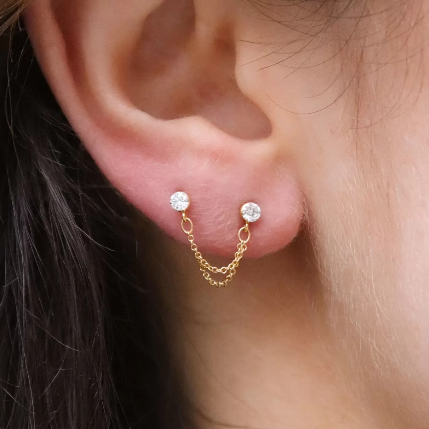 Lumière Dorée Alkemistry - Boucles d'Oreilles Chaîne en Or 18 Carats Jaune, Double Serti de Diamants (Pièce Unique) - Soldes Exclusives