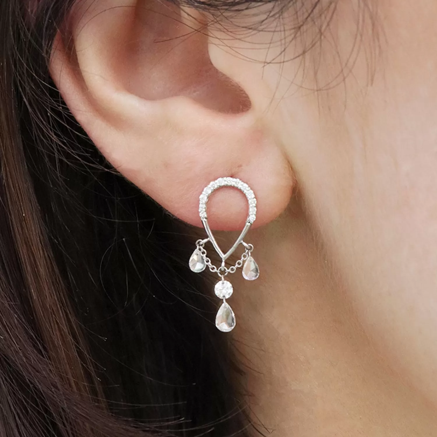 Boucles d'oreilles Alkemistry Suncatcher - Triple goutte poire scintillante en or 18 carats avec cristaux pavés, idéales pour sublimer votre élégance (vendue à l'unité)