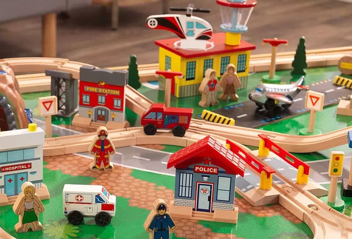 Circuit Ferroviaire Évolutif Kidkraft - Table de Jeu en Bois Massif avec Univers Ludique Ville Aventure - Idéal pour Enfants 4-8 Ans