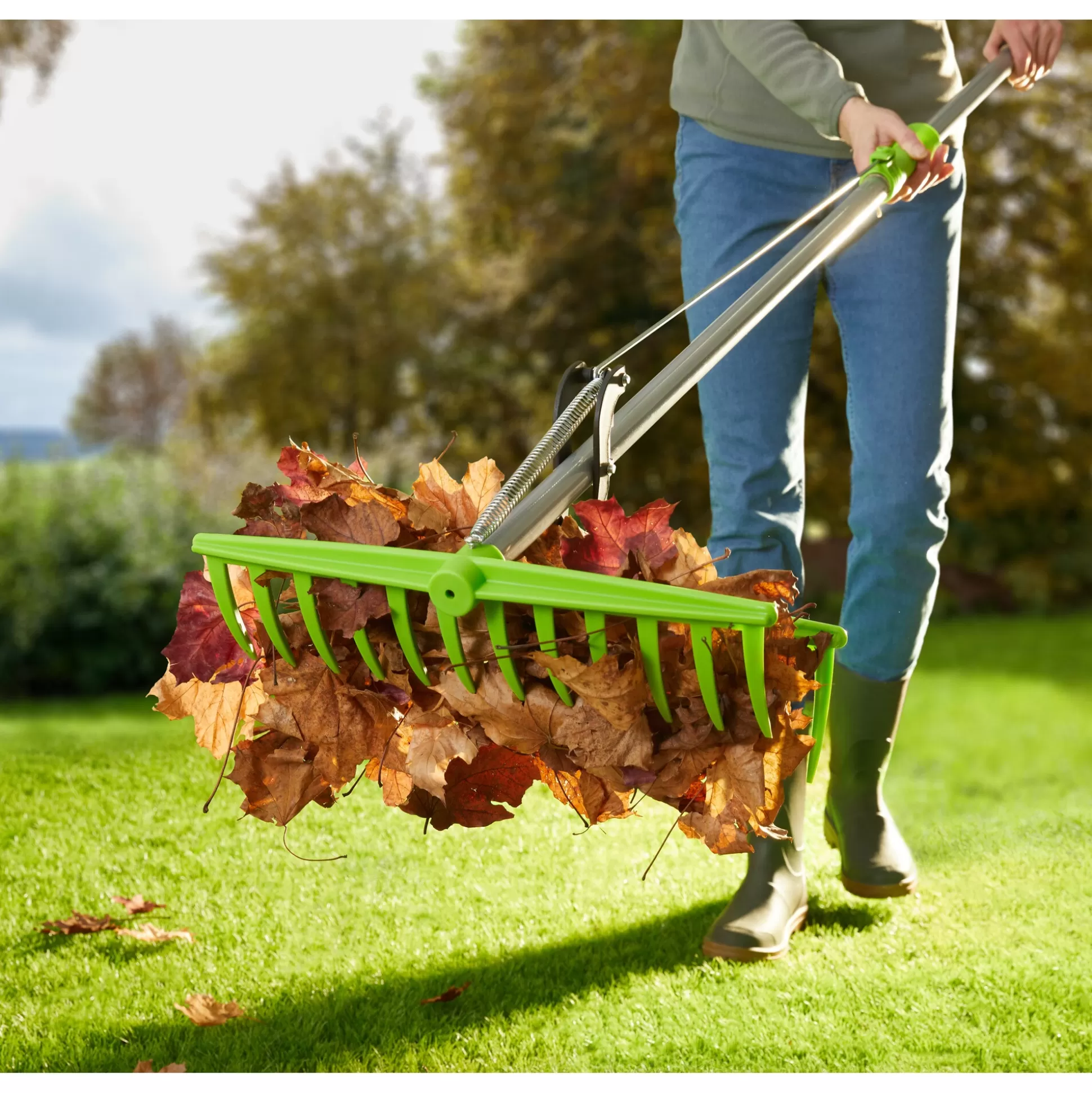 Équipez votre jardin ! Râteau télescopique Genialo avec attrape-feuilles intégré