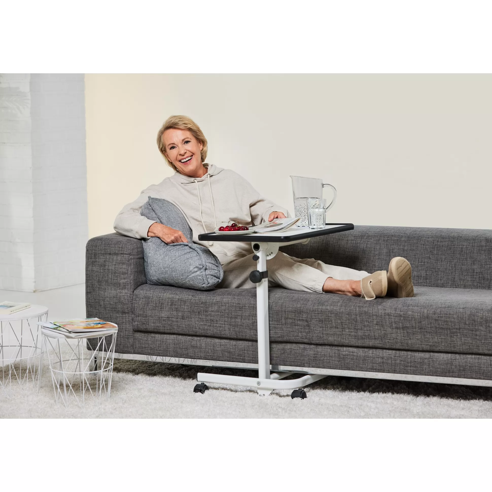 Table d'appoint mobile pratique sur roulettes - Modèle médical blanc par RehaForum