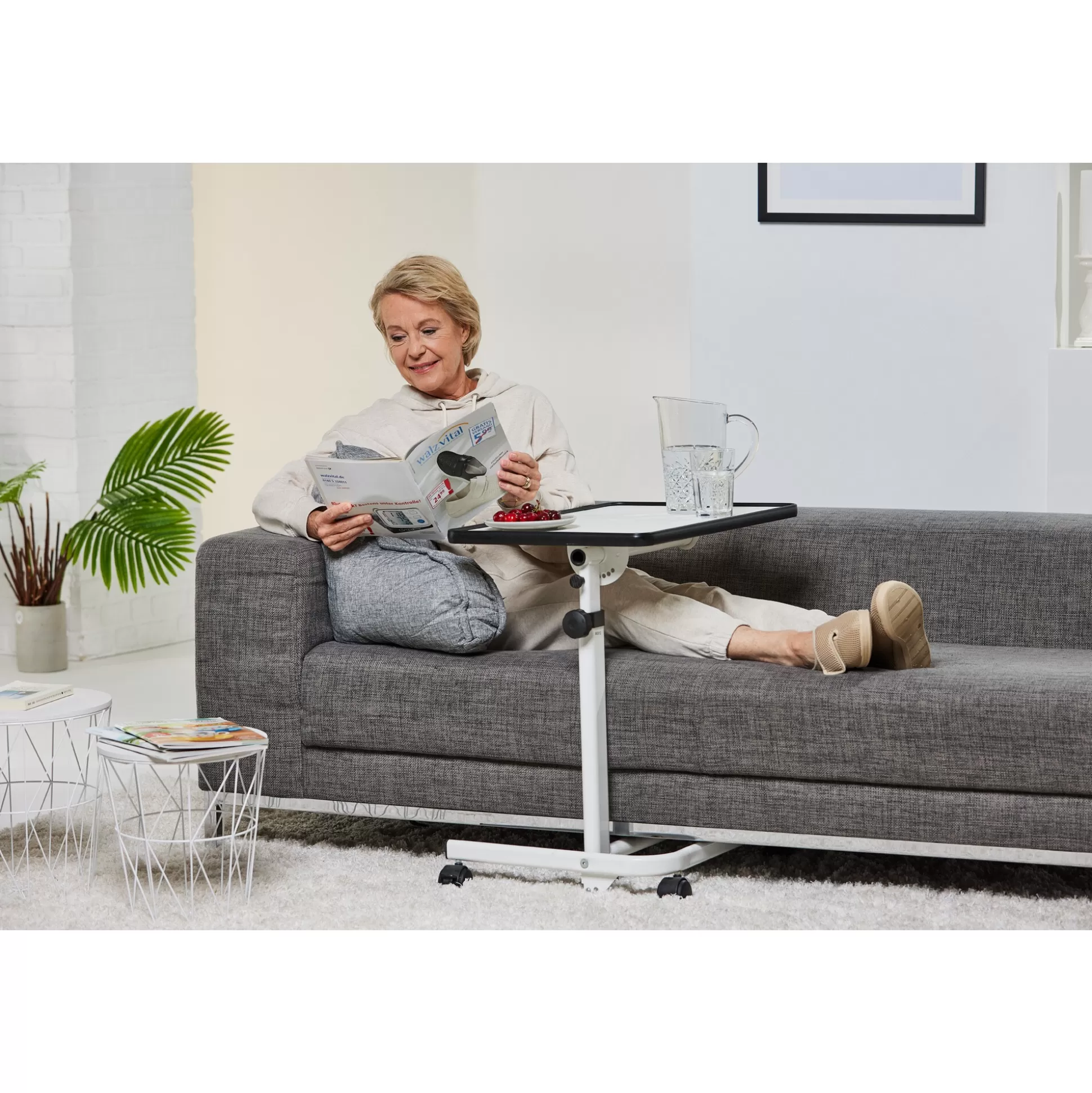 Table d'appoint mobile pratique sur roulettes - Modèle médical blanc par RehaForum