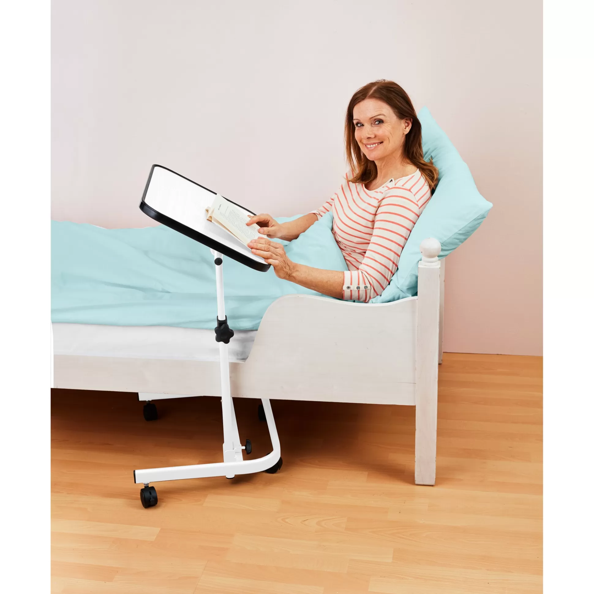 Table d'appoint mobile pratique sur roulettes - Modèle médical blanc par RehaForum