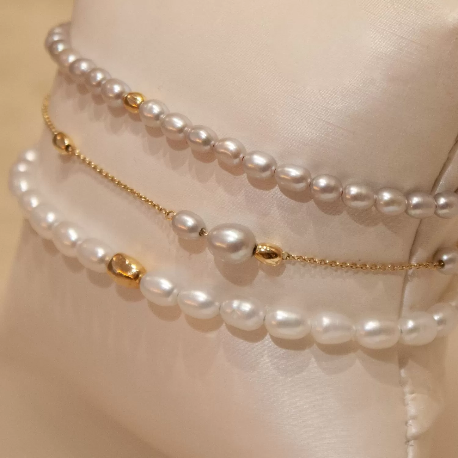 Bracelet Alkemistry Vianna en or 18 carats - Perles grises et perles dorées, création artisanale exclusive 

(：