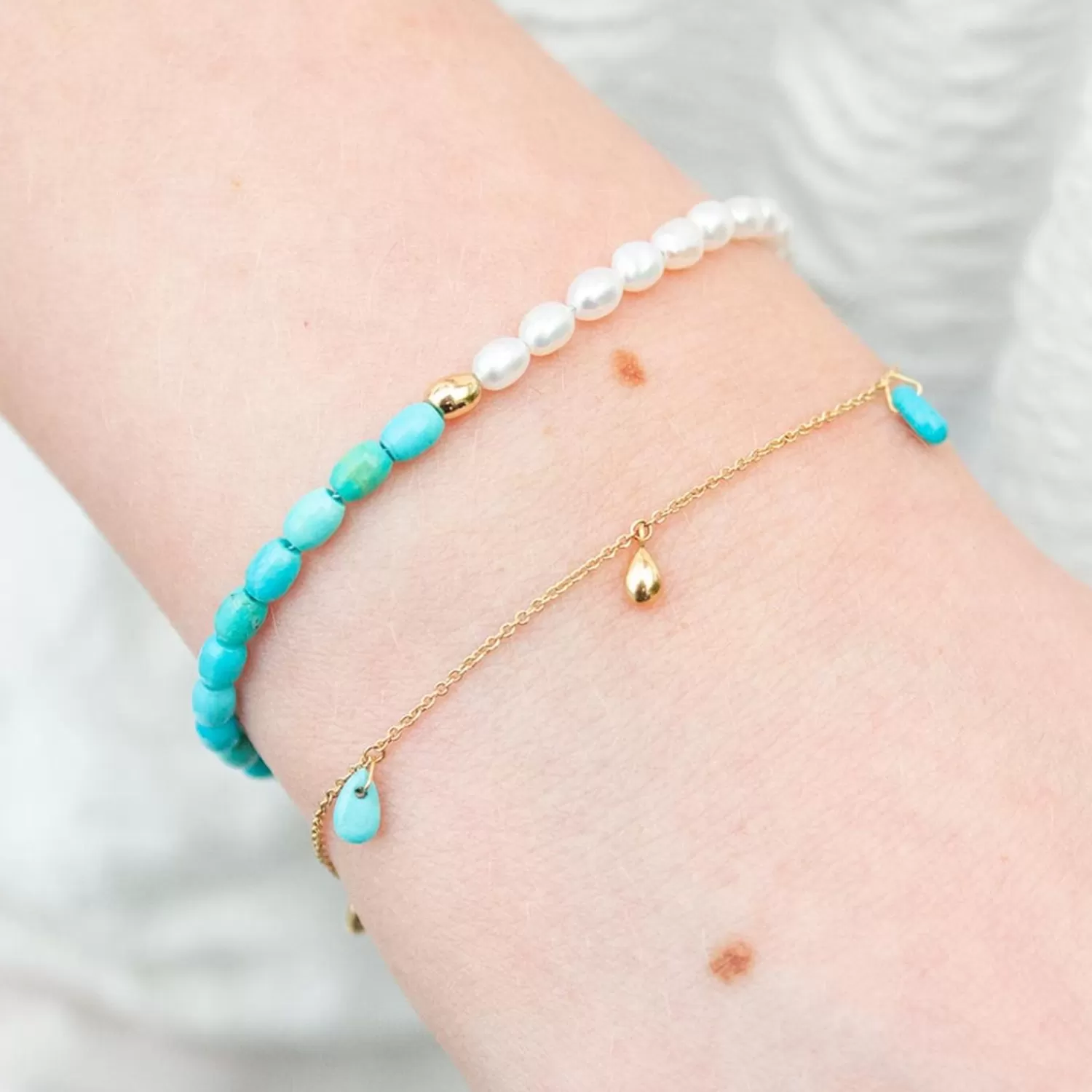 Bracelet Alkemistry Vianna - Pièce unique en or 18 carats avec turquoise et perles gouttes  
Édition exclusive : création artisanale mélangeant pierres semi-précieuses et métal noble  
Boucle sophistiquée pour élégance intemporelle  
(Note : J'ai restructuré l'information en utilisant des formulations typiques du marché francophone du luxe, ajouté des détails sensoriels et supprimé les répétitions tout en conservant les éléments clés. Les termes comme 
