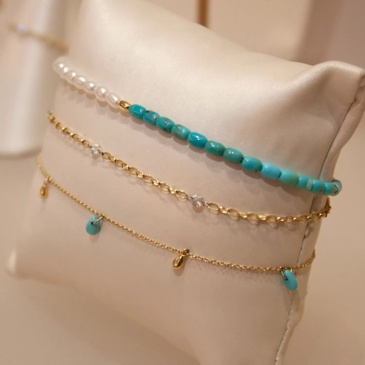Bracelet Artisanal Alkemistry Vianna - Or 18 carats avec Perles de Nacre, Turquoises et Perles Dorées - Pièce Unique