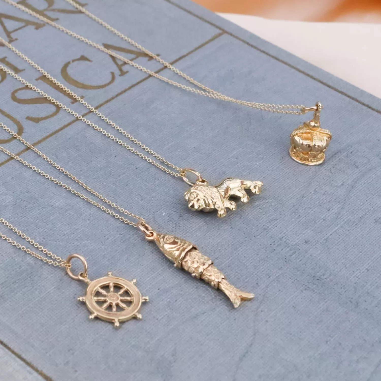 Collier Marin Vintage en Or 18K avec Charme Roue de Gouvernail - Pièce de Collection des Années 60, Élégance Rétro Inspirée des Voyages Maritimes