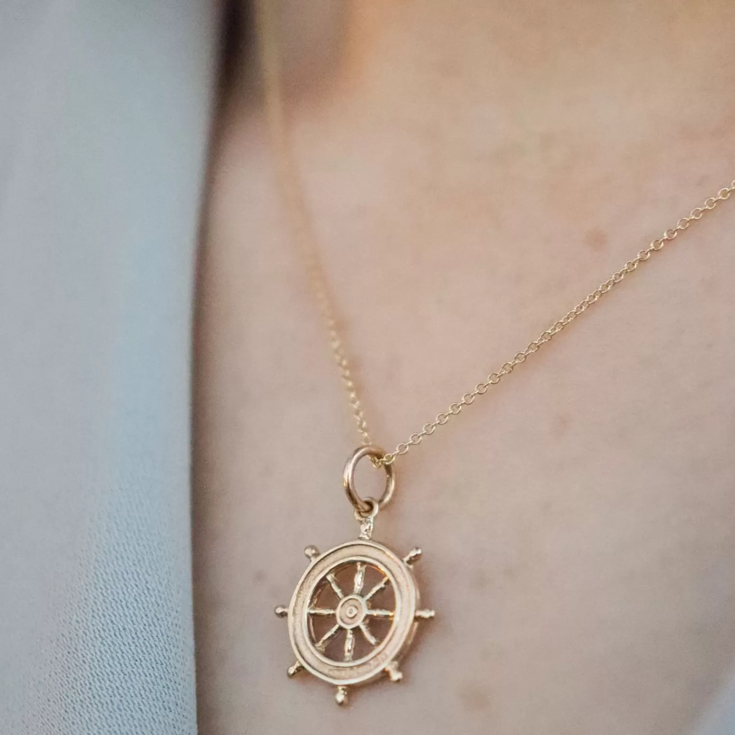 Collier Marin Vintage en Or 18K avec Charme Roue de Gouvernail - Pièce de Collection des Années 60, Élégance Rétro Inspirée des Voyages Maritimes