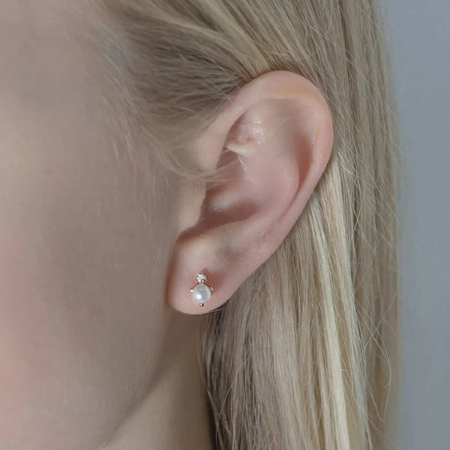 Boucles d'oreilles élégantes en or 14K - Perle naturelle et diamant éthique - Création Alkemistry Zoe Chicco - Paire intemporelle à prix doux